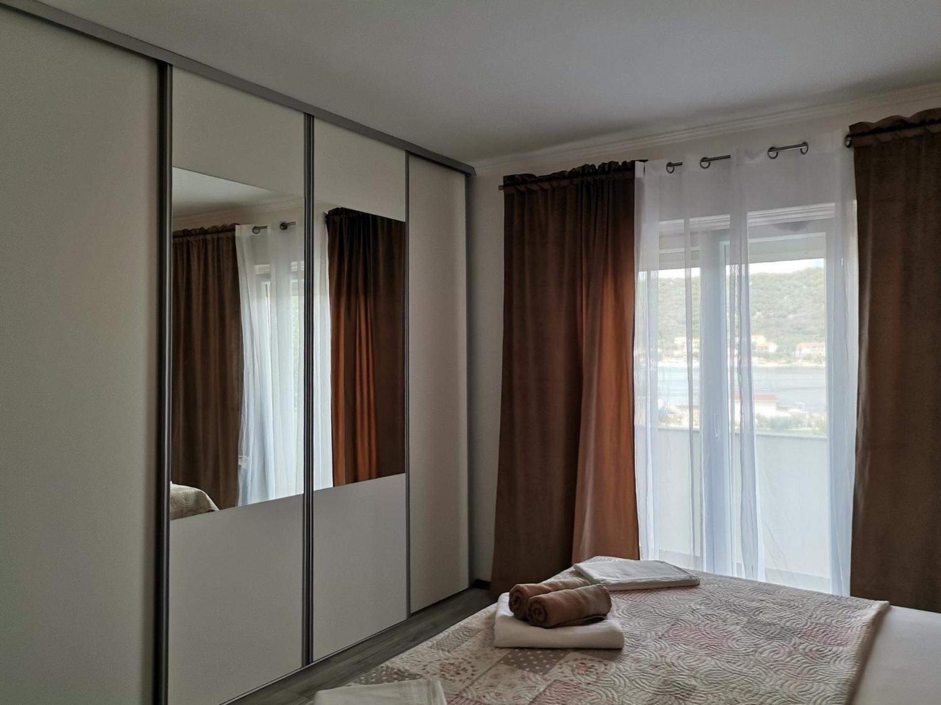 Family Friendly Apartments With A Swimming Pool Supetarska Draga - Donja, Rab - 2019 Bilik gambar